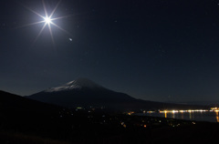月明かりの山中湖と富士