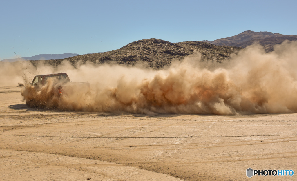 土を蹴り上げ爆走
