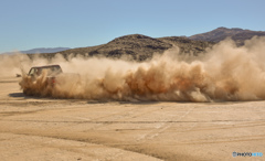 土を蹴り上げ爆走