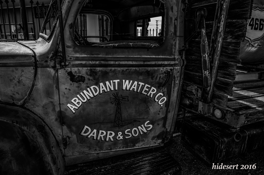 朽ちた水道屋のトラック