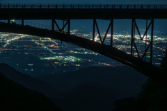 夜空に架かるシルエット