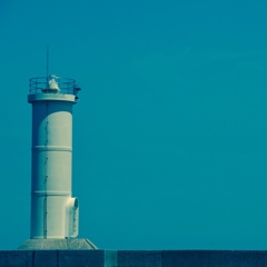 白い灯台と青い空
