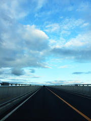 ベタ踏み坂の青空