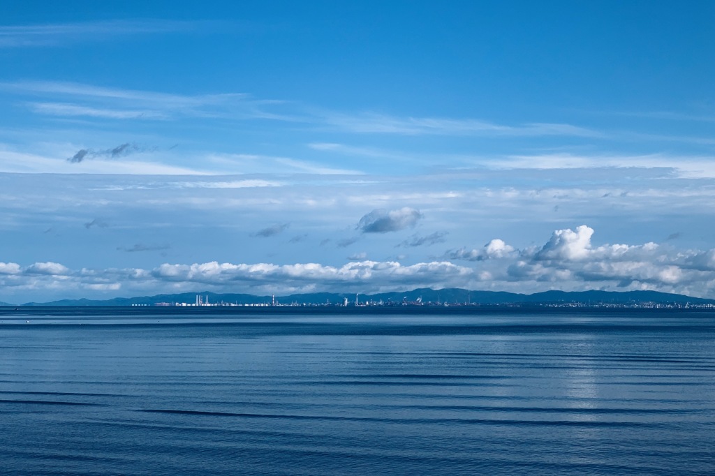 寄せる波と青空