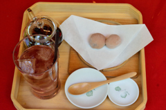 冷たい豆茶と申餅