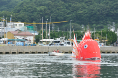 豊浜鯛祭り_午後の舞台のぼり前を回遊