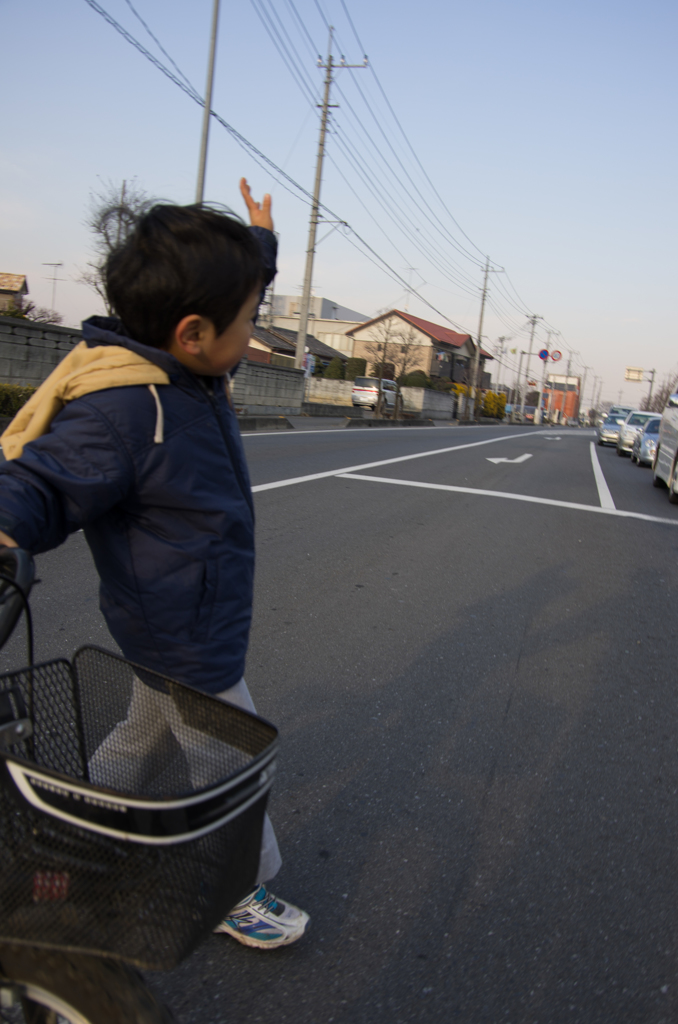 手を挙げて…