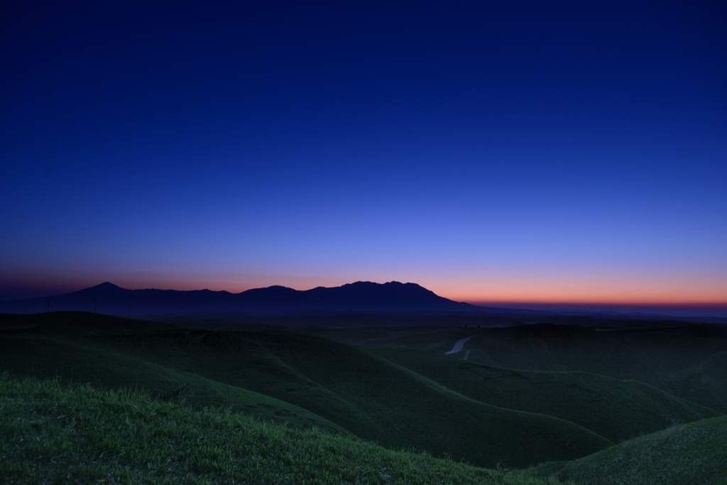 夜の帳が明け始め