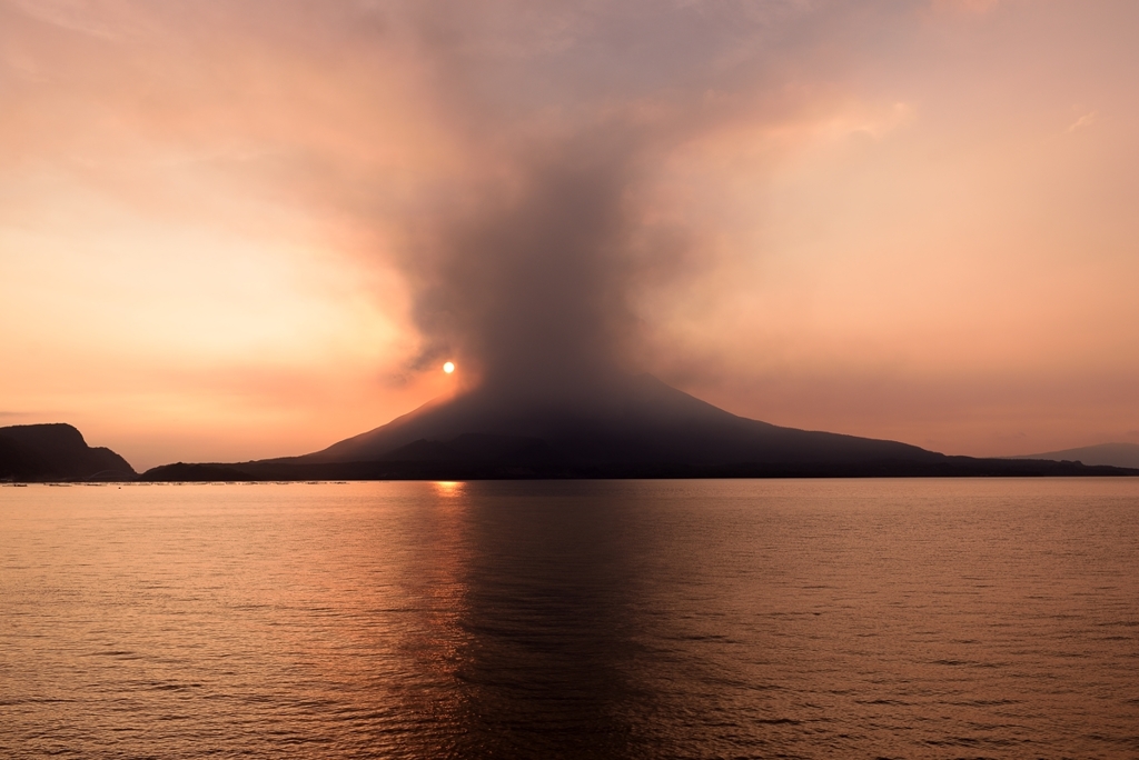 夕陽に湧く