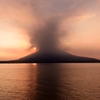 夕陽に湧く