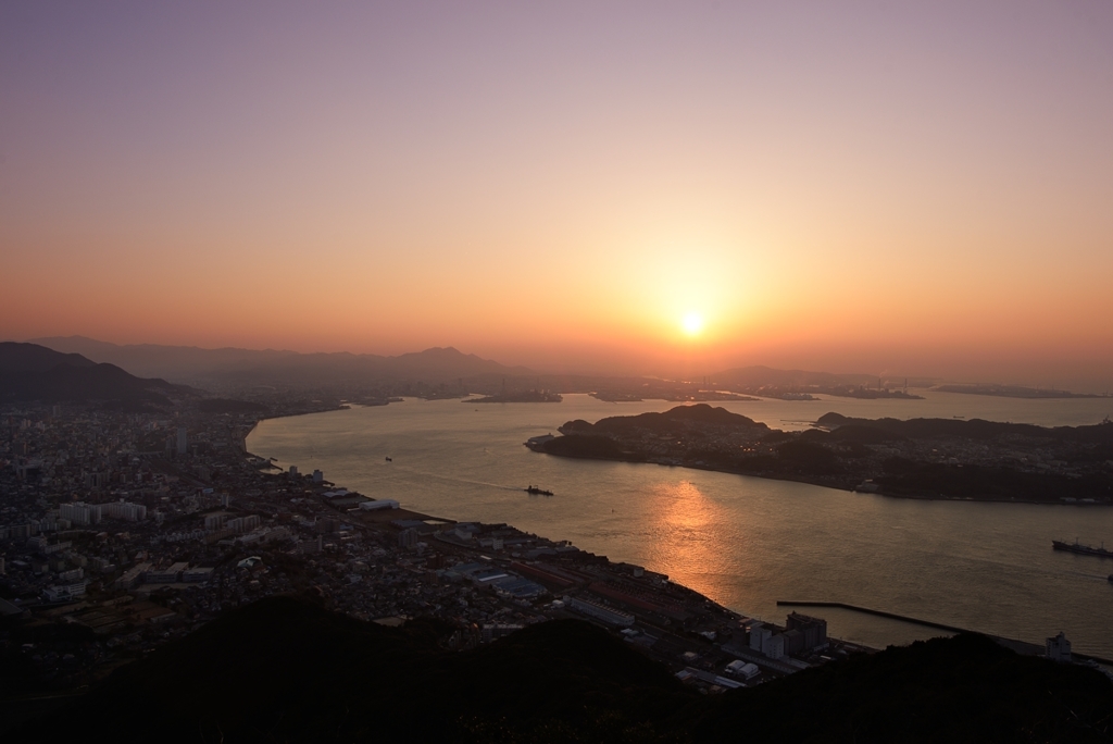 海峡を照らす夕陽