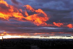 夕暮れ　空に炎が走った