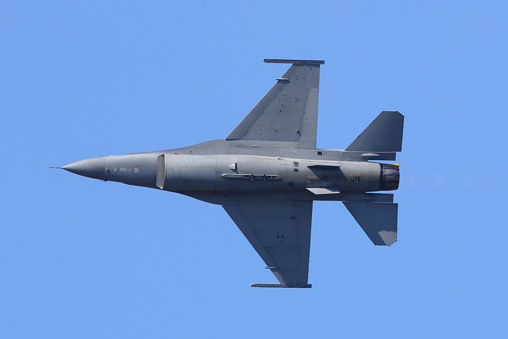 F16_8637