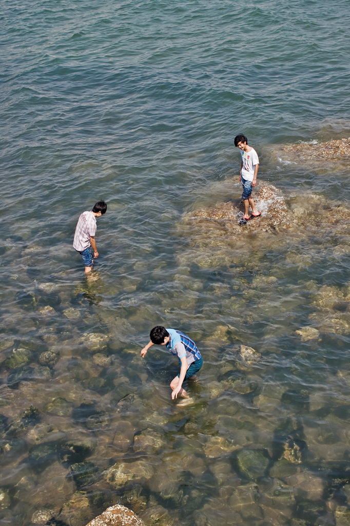 海と若者