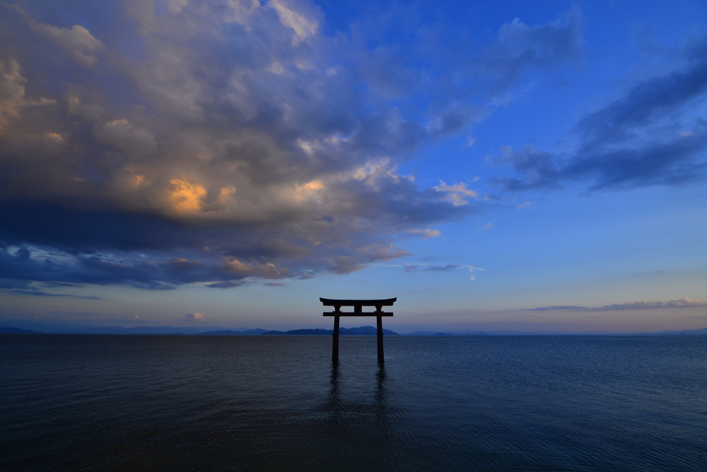 空と鳥居と湖と