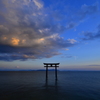 空と鳥居と湖と