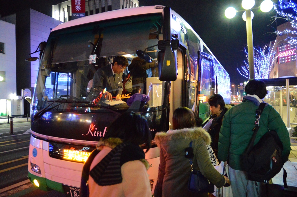 若者、夜の旅立ち