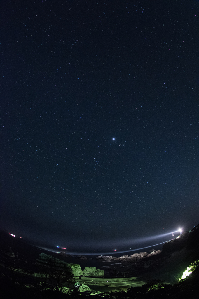 潮岬灯台と星