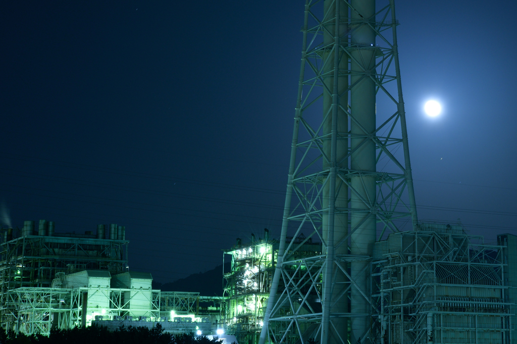 発電所と月