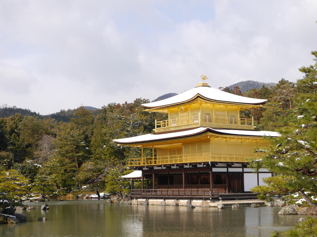 雪で輝く金閣寺