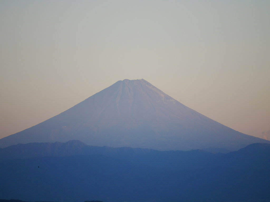 夕日を浴びる富士山