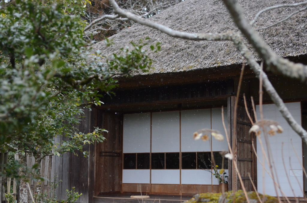 雪の中の草庵