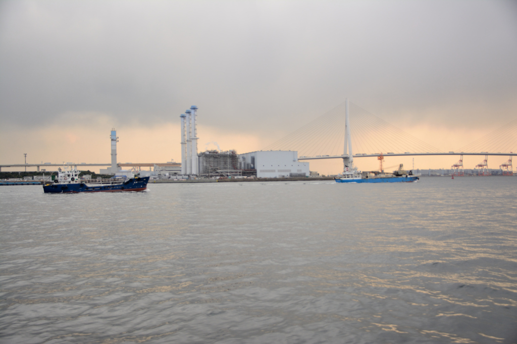 「京浜運河」と「鶴見つばさ橋」