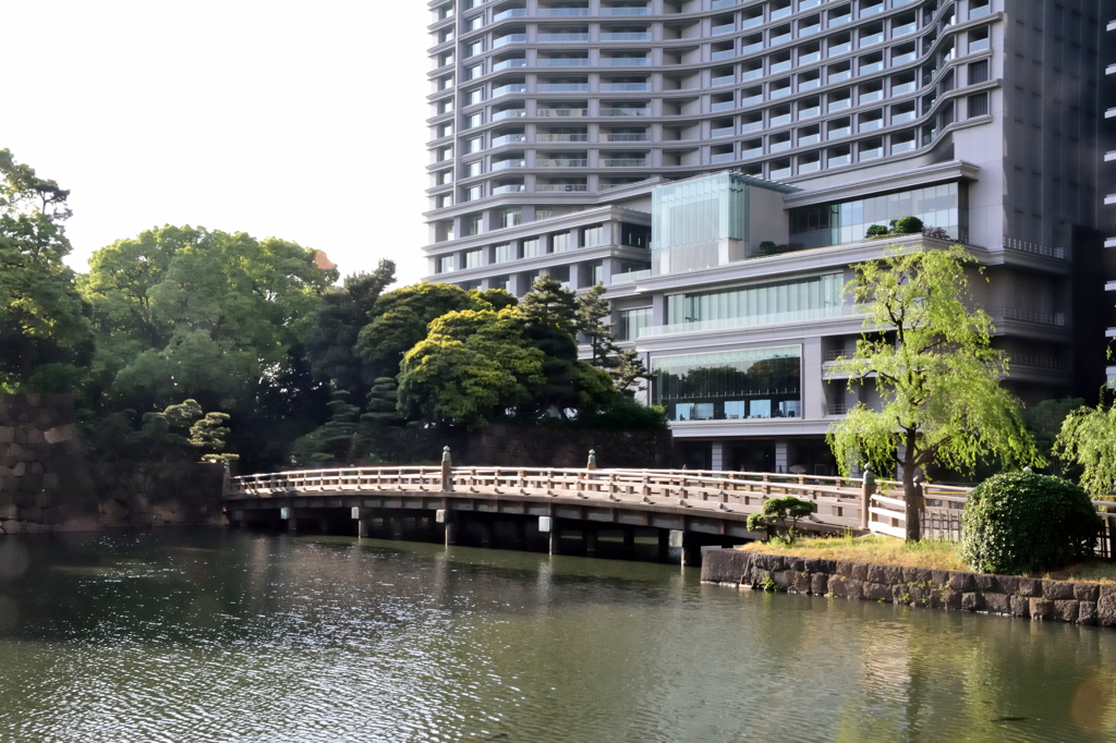 「和田倉噴水公園」への橋