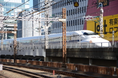 東京駅を離れる「700系」
