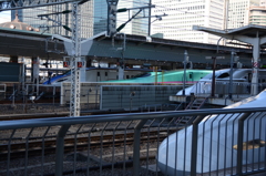 「JR東海」と「JR東日本」の新幹線。