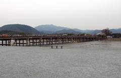 曇天の渡月橋　その２