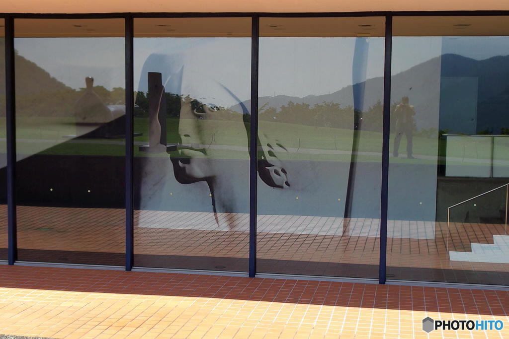 ガラスに写りこんだ一人旅の中年男･･･ヾ(°∇°*)