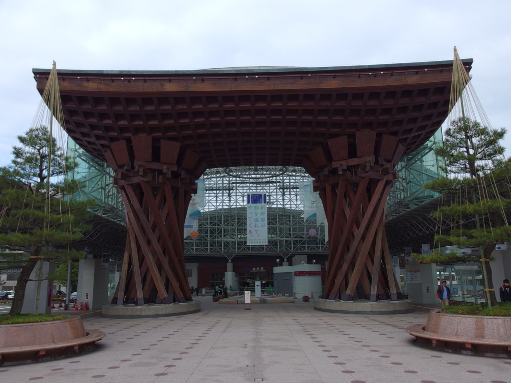 金沢駅”鼓門”にて １