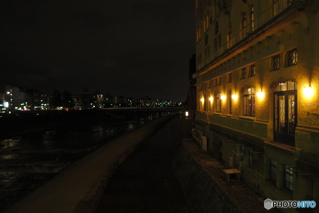早春の夜の鴨川