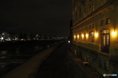 早春の夜の鴨川
