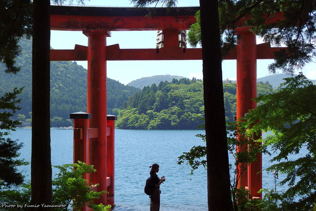 芦ノ湖と女性フォトグラファー(再)　その２