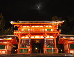 ”Yasaka Moon” あるいは”14番目の月”