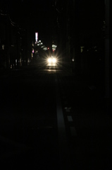 夜の街を歩く。