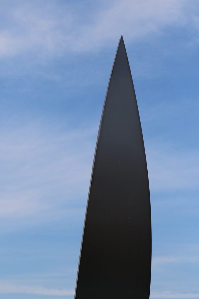 空を切り裂く。