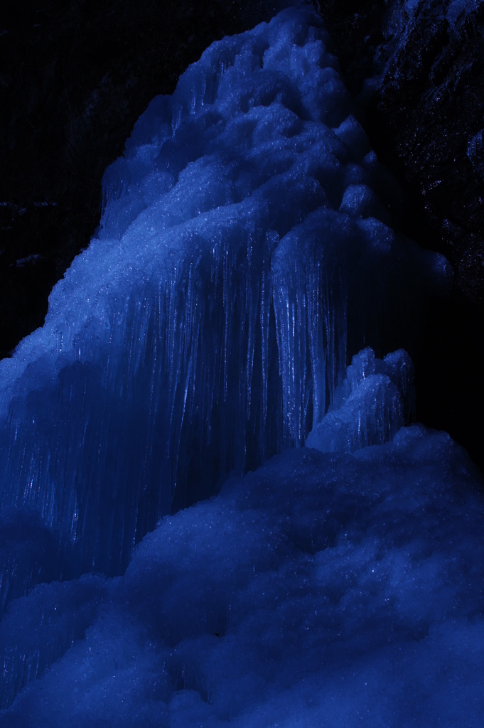暗がりの氷瀑