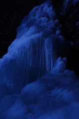 暗がりの氷瀑