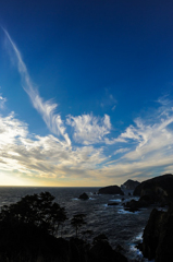 踊る雲のある海の景色