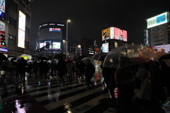 雨の新宿大ガード交差点