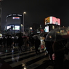 雨の新宿大ガード交差点