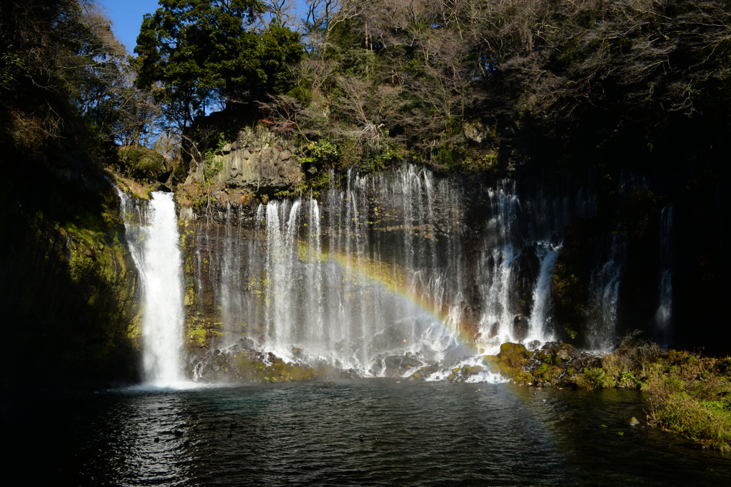 滝に架かる虹の橋