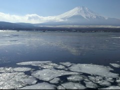 逆さ富士と凍る山中湖