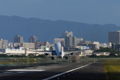 飛行機は斜めに進む。