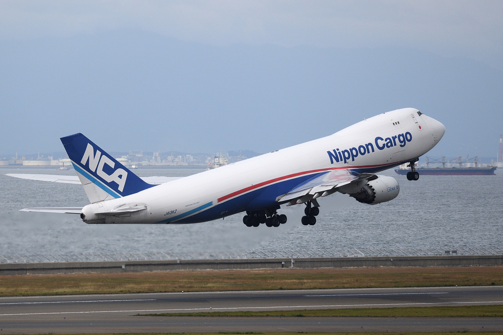まさかの遭遇。 B747-8F