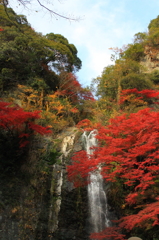 滝と紅葉と空