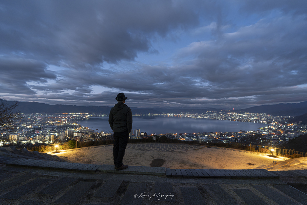 夜明けの湖の街